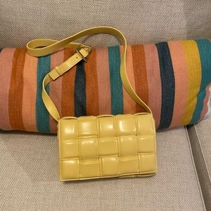 SUPER cute crossbody!Looks like Bottega Veneta!